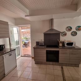 La cuisine salle à manger donne sur la terrasse et le salon - Location de vacances - Laroque-des-Albères