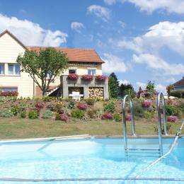 Vue du gîte en rez de jardin avec la piscine  - Location de vacances - Lichtenberg