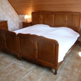 Chambre 1 : 200 x 190 cm (2 lits accolés) - Location de vacances - Epfig
