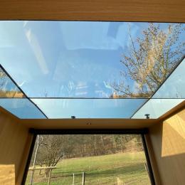 Plafond de verre au-dessus du lit - Chambre d'hôtes - Obersteinbach