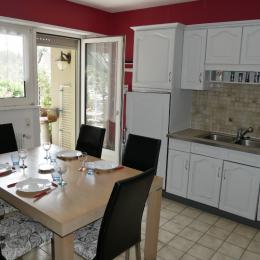 Coin repas de la cuisine avec vue sur la terrasse - Location de vacances - Cernay
