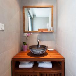 salle de bain avec douche à l'italienne - Chambre d'hôtes - Hunawihr