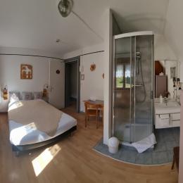 chambre bretzel avec douche et lavabo ouvert sur la chambre - Chambre d'hôtes - Sondernach