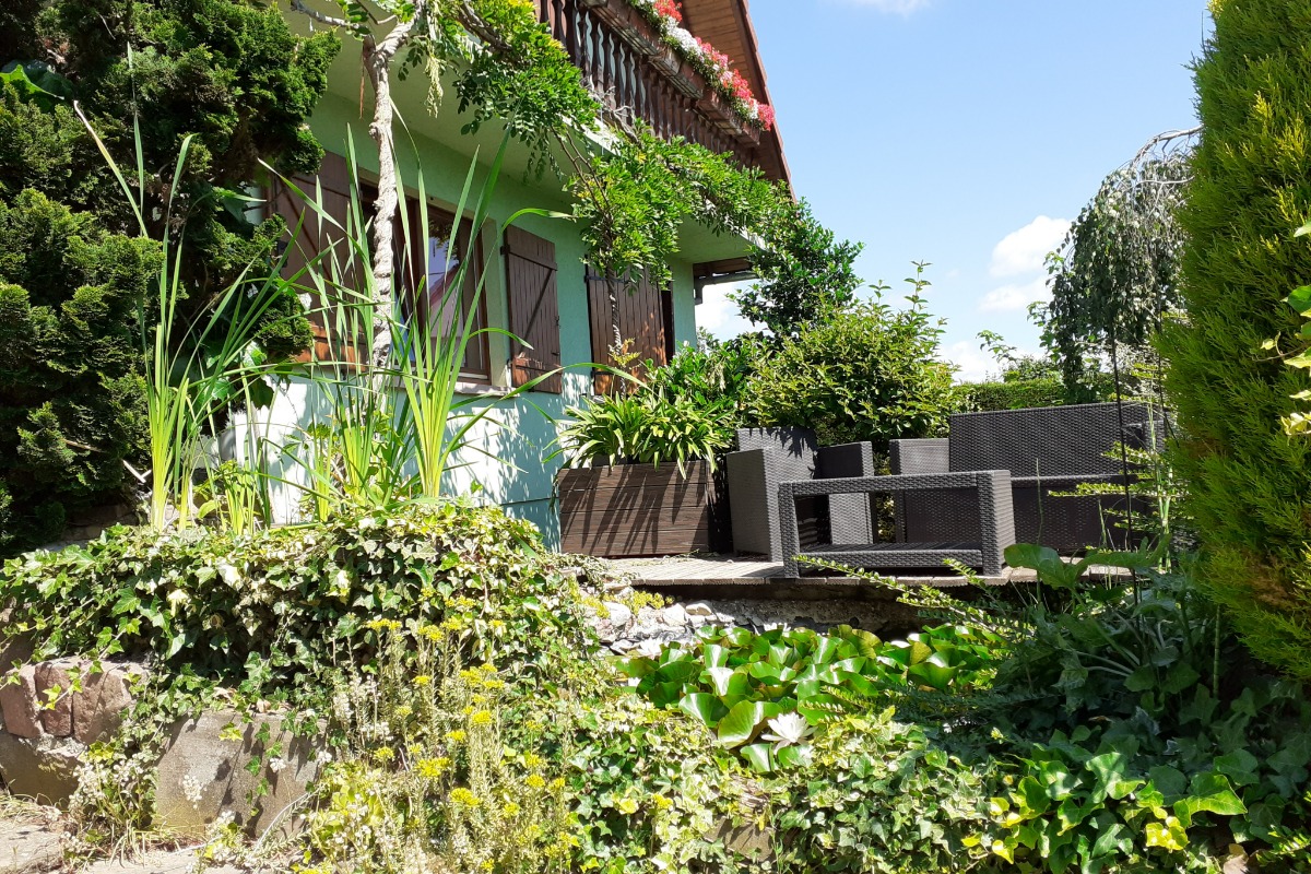 petite terrasse donnant vue sur jardin et petit bassin - Location de vacances - Houssen