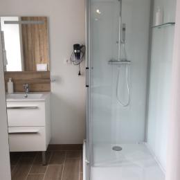 salle de bain avec grande douche 90X130 - Chambre d'hôtes - Sondernach