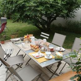 Petits déjeuners en terrasse - Chambre d'hôtes - Décines-Charpieu