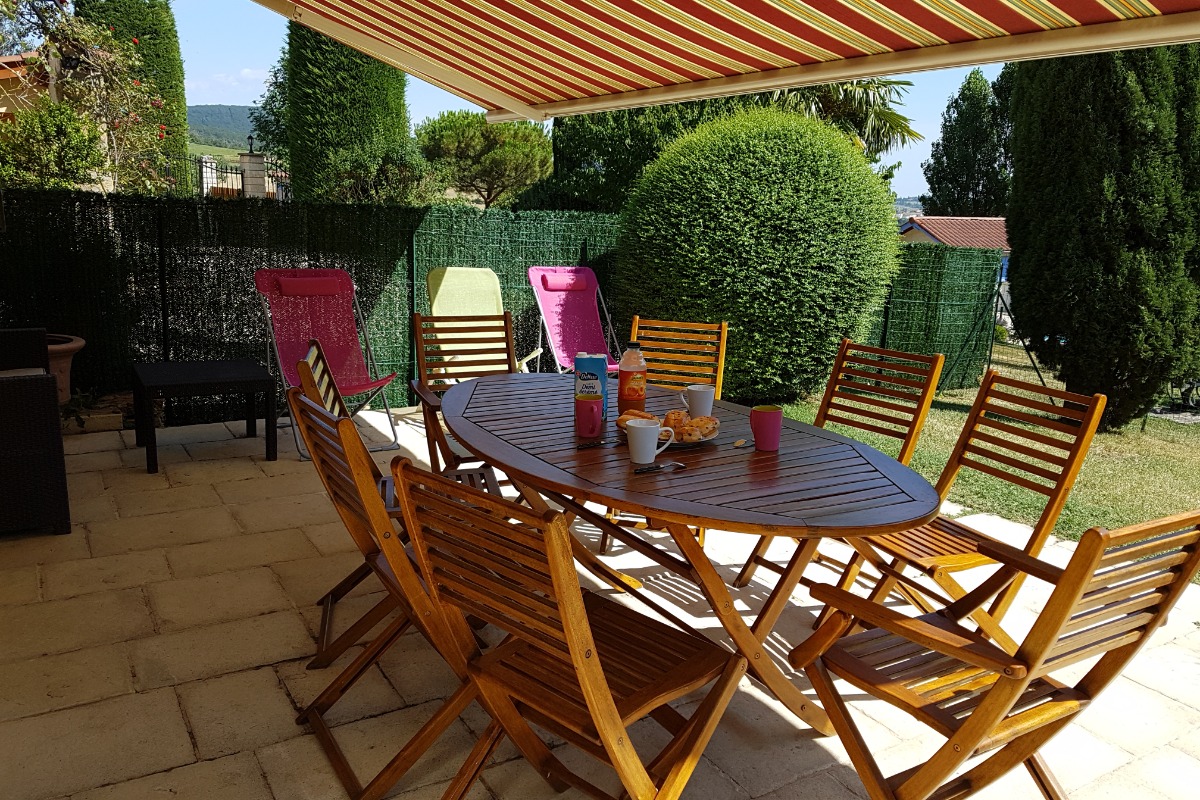 Terrasse pour profiter d'un petit déjeuner en extérieur - Location de vacances - Pollionnay