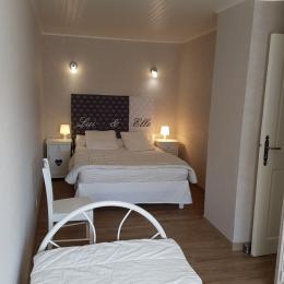 Chambre avec 2 lits (1=140 et 1=90) - Location de vacances - Pollionnay