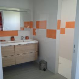 Salle de douche et wc séparés privés Chambre AMBRE - Location de vacances - Haute-Rivoire