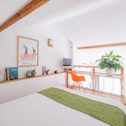 Chambre climatisée avec grand lit 160 x 200 très confortable, un bureau lumineux et une TV (chaînes du câble) - Location de vacances - Lyon