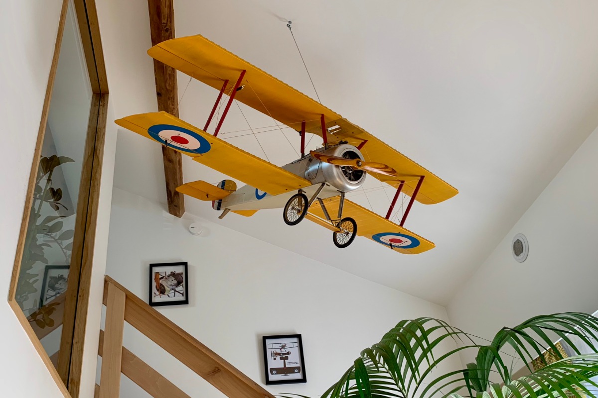 Maquette d'avion surplombant le salon - Location de vacances - Lyon