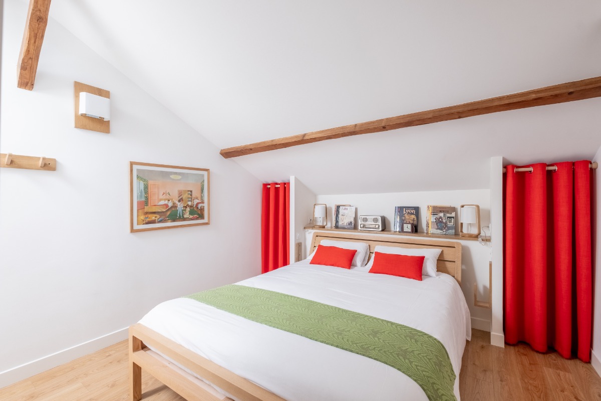 Chambre climatisée avec grand lit 160 x 200 très confortable - Location de vacances - Lyon