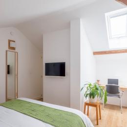 Chambre climatisée avec grand lit 160 x 200 très confortable, la TV (chaînes du cable) et un bureau  - Location de vacances - Lyon