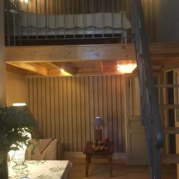 Les Allées de Bellecour côté rue. Au fond, porte de communication avec la chambre côté cour. Le petit salon, la table e travail et son plateau boisson chaude et en mezzanine, la chambre avec son lit en 140. - Chambre d'hôtes - Lyon