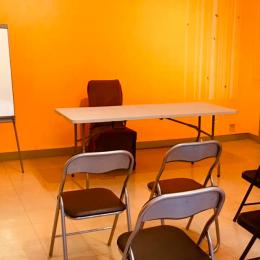 Salle Antoine Pochet. Salle de 35m2 située au rdc de l'immeuble, côté cour. Idéale pour vos séminaires de formations , conférences.... Se loue à la journée. Profitez du calme de la grande cour tout en étant au coeur de la ville, proche des restaurant - Chambre d'hôtes - Lyon