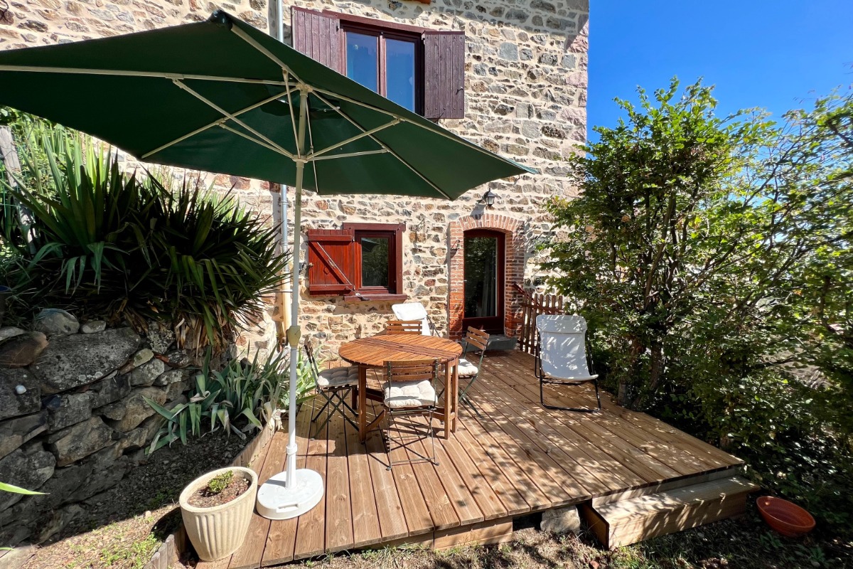 La terrasse avec son mobilier - Location de vacances - Saint-Clément-sur-Valsonne
