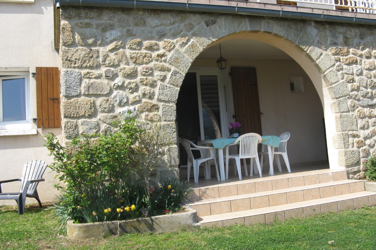 terrasse et son petit coin de verdure - Location de vacances - Meyras