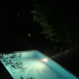 Piscine dans la nuit - Location de vacances - Saint-Montan