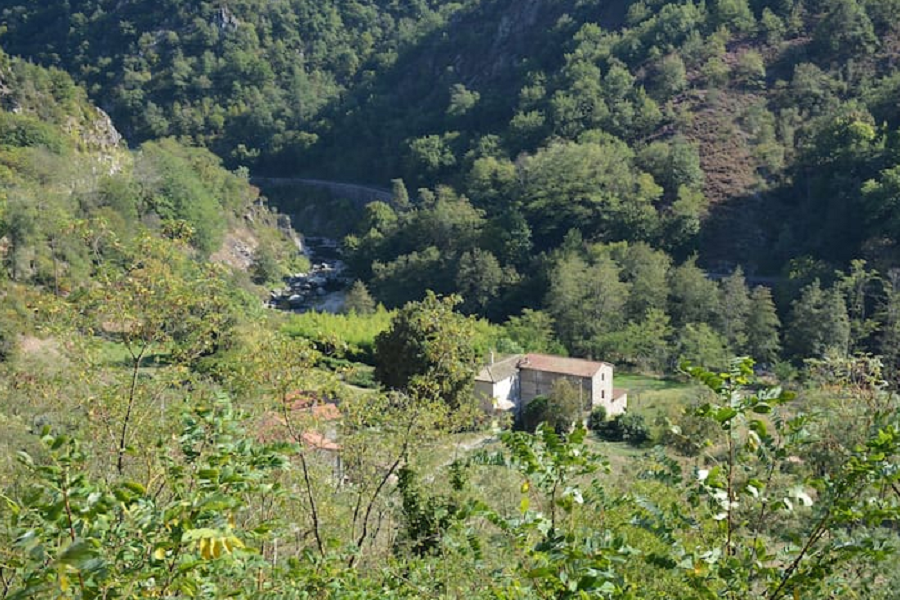 Vue d'ensemble du gîte. 
Au second plan, la rivière le Doux avec au dessus la voie ferrée du Train de l'Ardèche ainsi que le Vélo-rail.  - Location de vacances - Colombier-le-Vieux