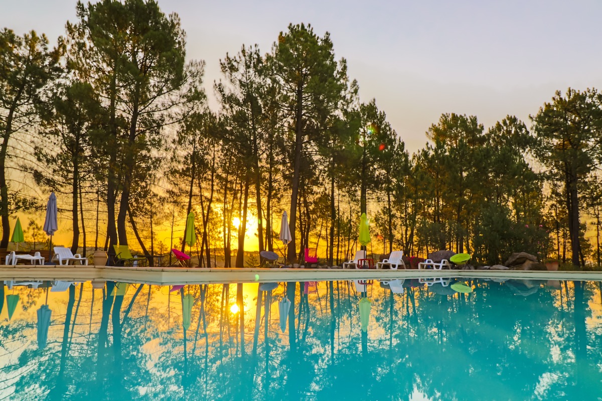 Lever de soleil sur la piscine - Location de vacances - Payzac