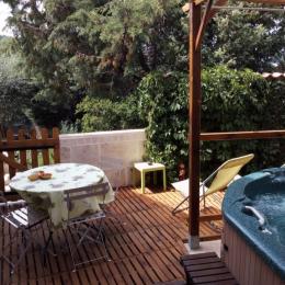 Terrasse privée avec spa - Location de vacances - Salavas