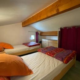 lits simples chambre mansardée gîte clapas - Location de vacances - Joyeuse
