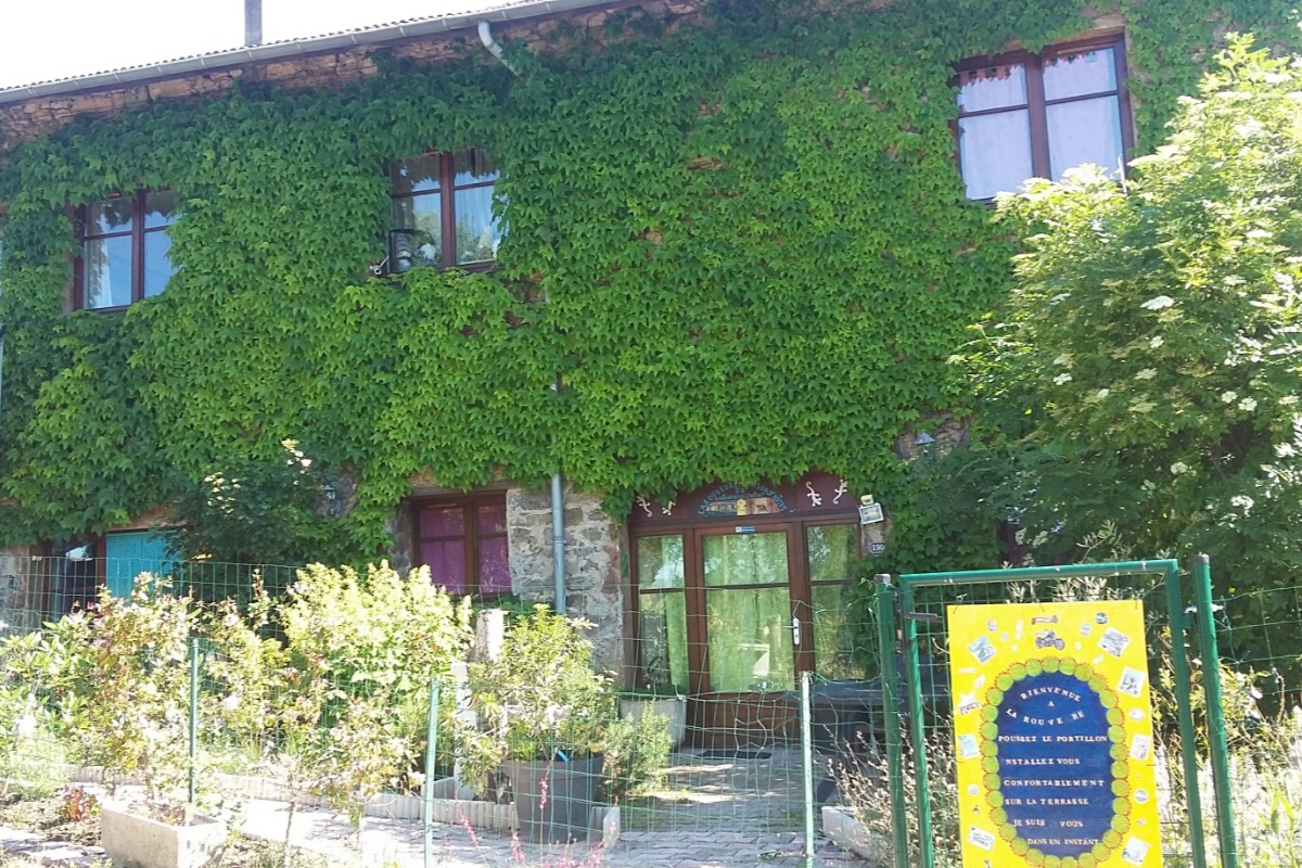 La Rouveure chambres d'hôtes sa terrasse et sa façade et la vigne vierge - Chambre d'hôtes - Gilhoc-sur-Ormèze