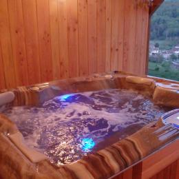 Jacuzzi de qualité professionnelle dans chalet individuel avec face donnant sur la bnature - Location de vacances - Saint-Bresson