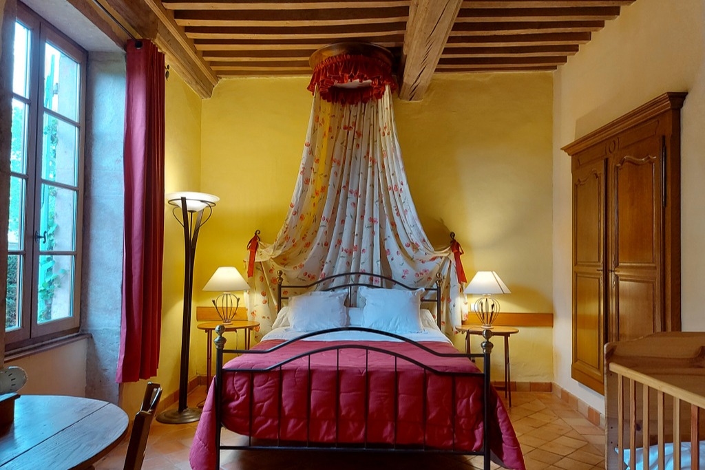 Le clos des buis - Chambre double avec ciel de lit - 1 lit bébé - Location de vacances - Huilly-sur-Seille