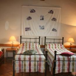 Chambre avec 2 lis adultes + 1 lit bébé
accès direct jardin - Location de vacances - Huilly-sur-Seille