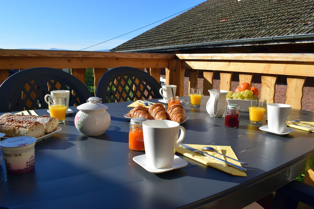 Le petit déjeuner en terrasse - Chambre d'hôtes - Chindrieux