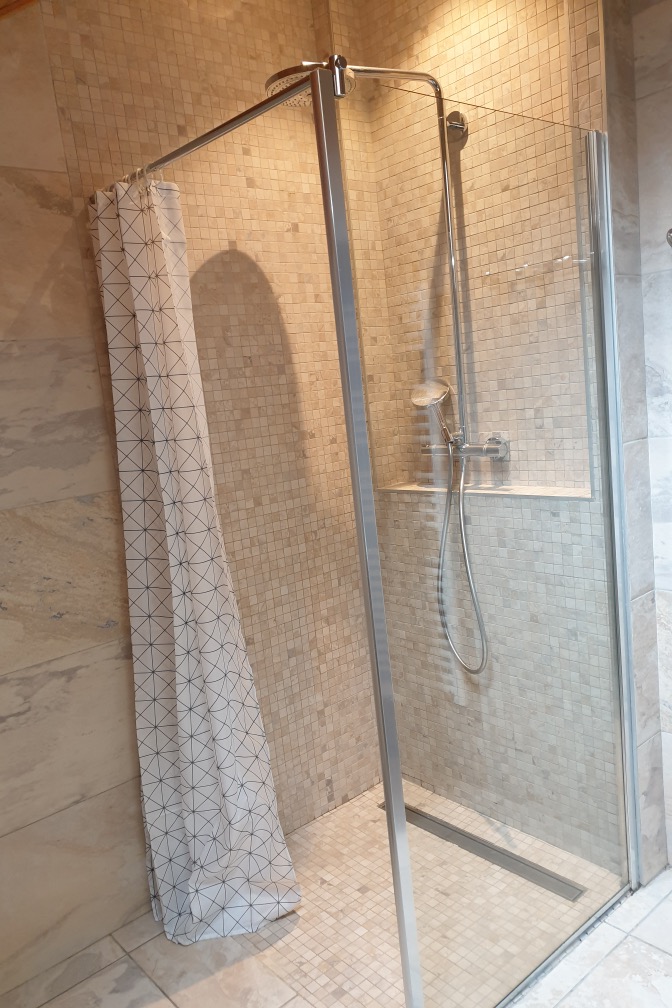 Douche dans la salle de bain (où meuble double vasque et machine à laver) - Location de vacances - Valloire