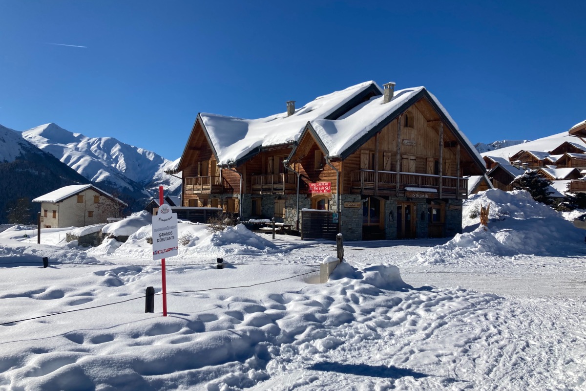 Chalet Zénith vue du départ des cours ESF, des pistes de ski et du jardin d'enfants - Location de vacances - Albiez-Montrond