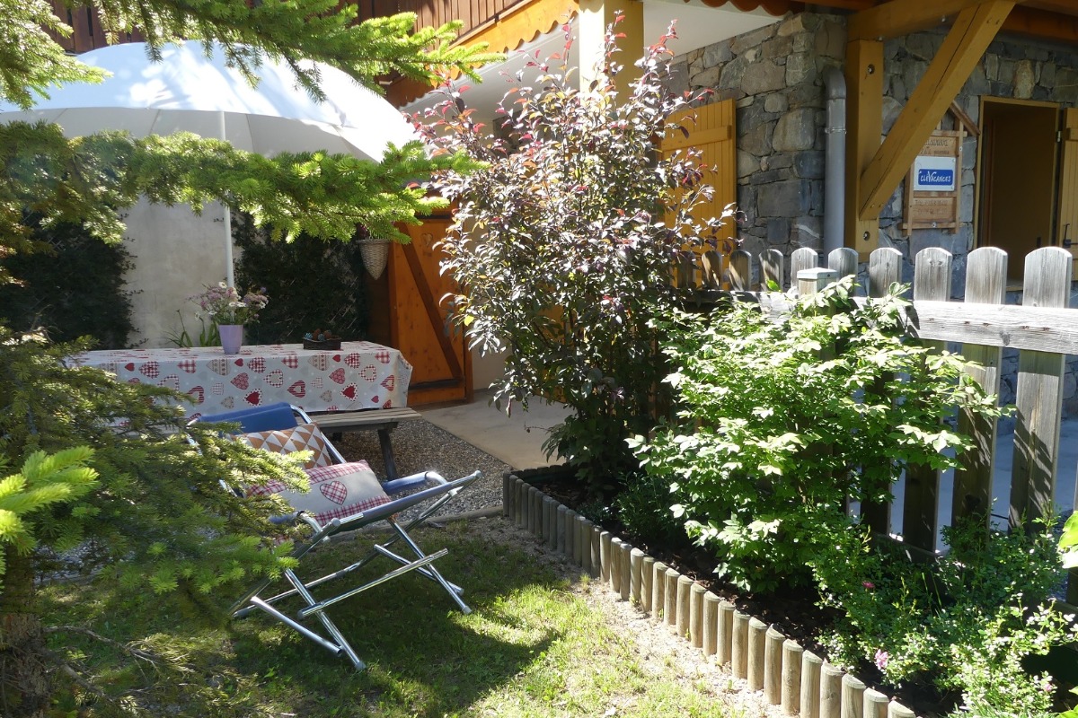jardin privé, clôturé et aménagé de la location Casareva - Location de vacances - Valloire