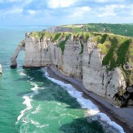 la célèbre falaise d'aval et la mystérieuse aiguille creuse - Location de vacances - Étretat