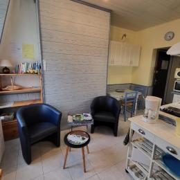 coté cuisine , retour salon et coté chambre, le studio 30m2 - Location de vacances - Saint-Pierre-en-Port