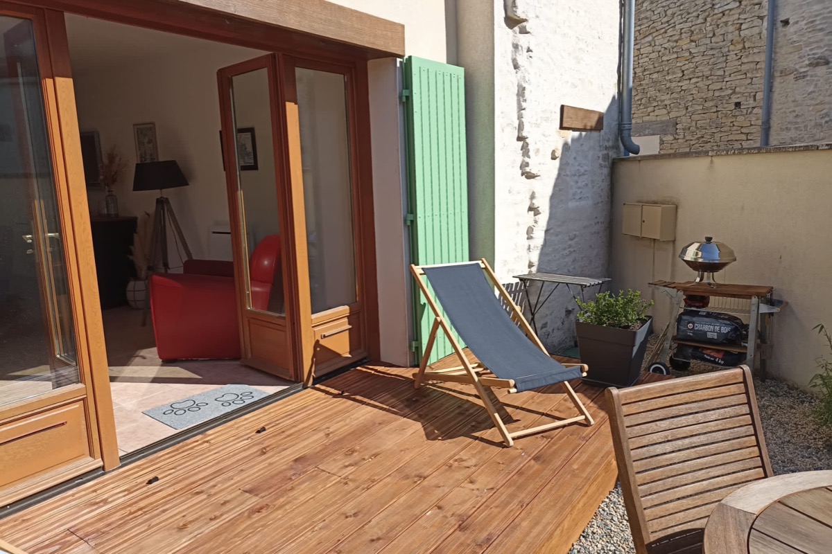 Salon ensoleillé ouvert sur la terrasse - Location de vacances - Arçais