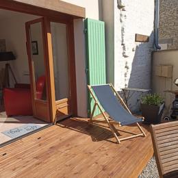Salon ensoleillé ouvert sur la terrasse - Location de vacances - Arçais