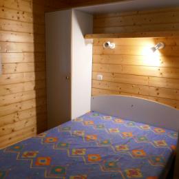 Chambre 1 avec un lit en 140 - Location de vacances - Chef-Boutonne