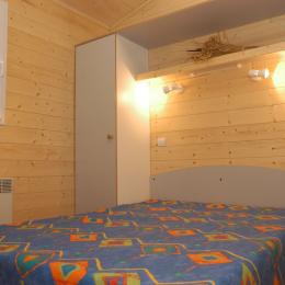 Chambre 1 avec un lit en 140 - Location de vacances - Chef-Boutonne
