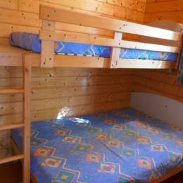 Chambre 2 avec un lit en 130 et un lit en 90 superposé - Location de vacances - Chef-Boutonne