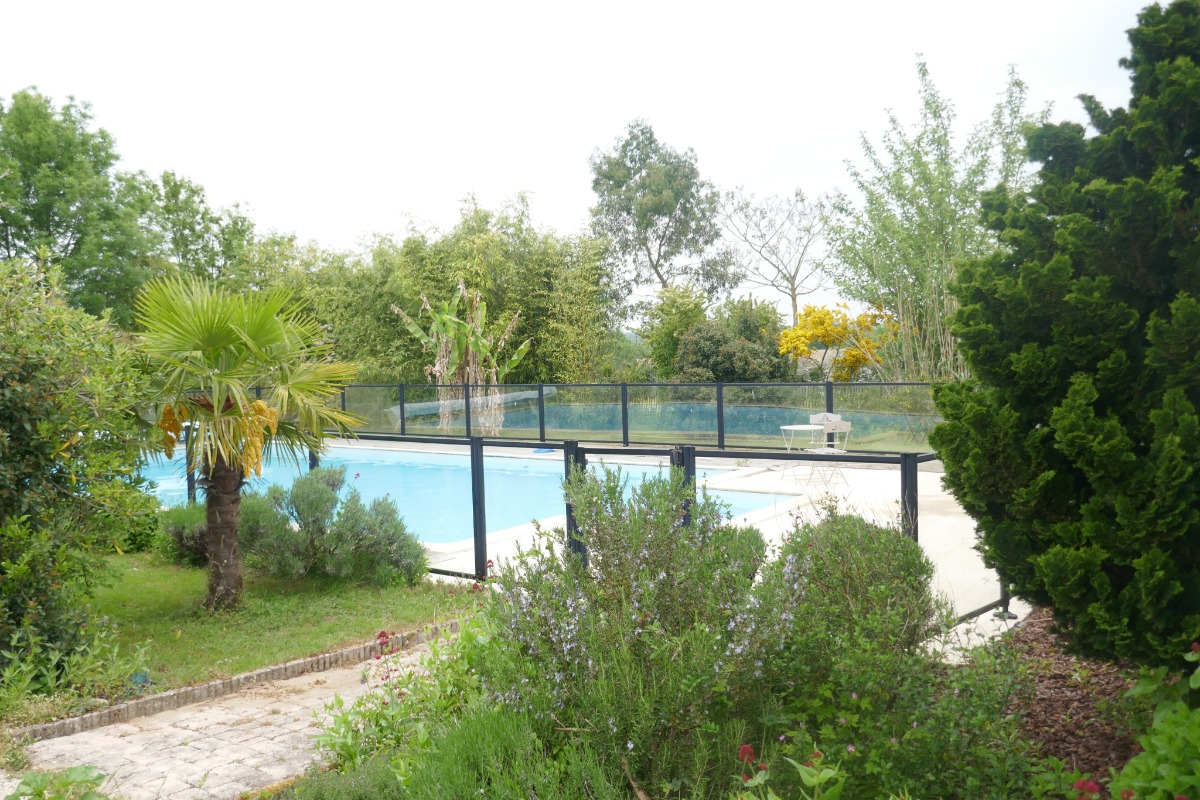 La piscine sur la propriété - Location de vacances - Cours