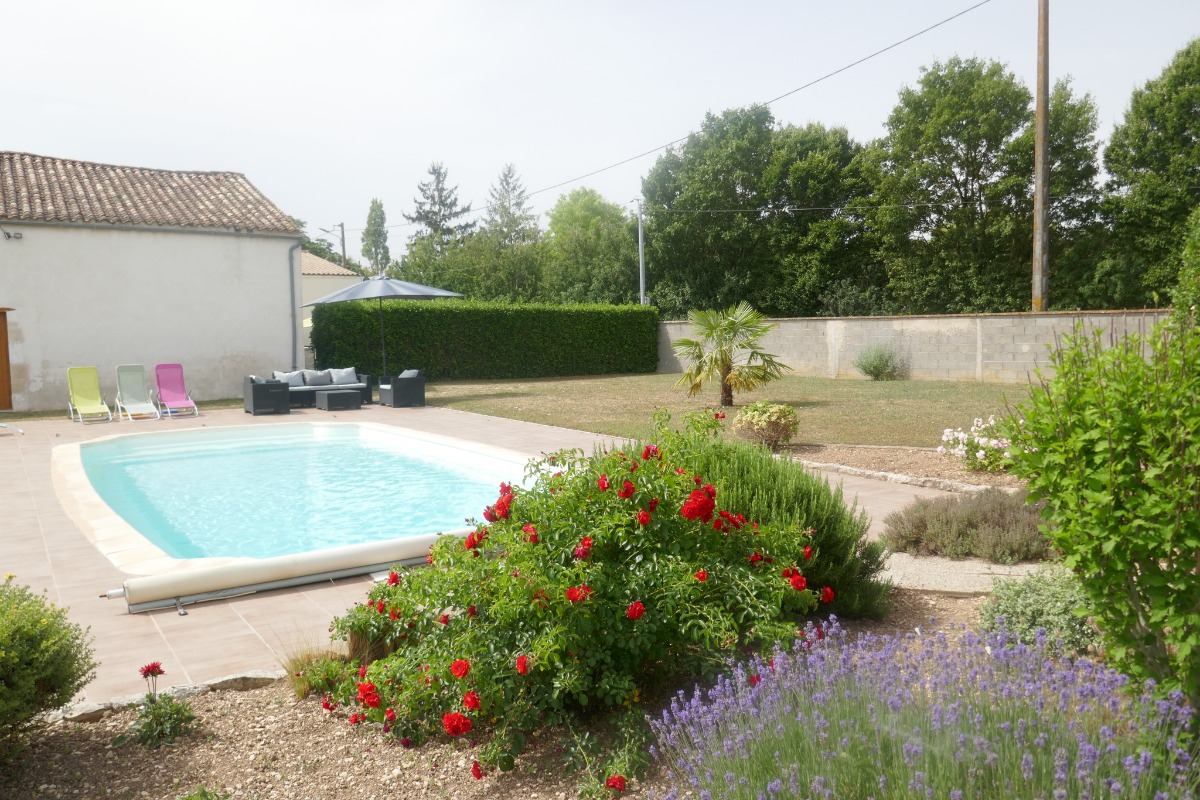 Jardin et piscine - Location de vacances - Beauvoir-sur-Niort