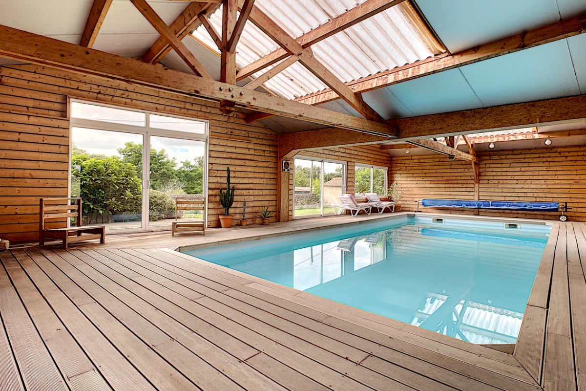piscine couverte chauffée - Location de vacances - Nueil-les-Aubiers