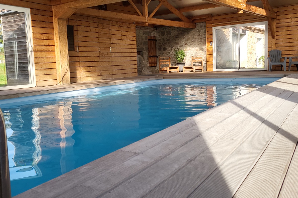 espace piscine couverte chauffée - Location de vacances - Nueil-les-Aubiers