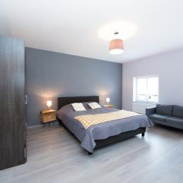 Chambre jaune 1lit 160x200 et lit bébé - Location de vacances - La Neuville-aux-Joûtes