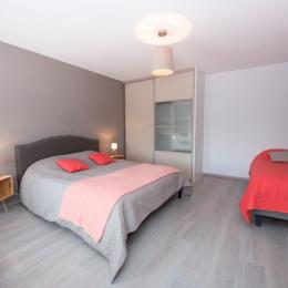 Chambre orange 1 lit 160x200 et 1 lit 90x200 - Location de vacances - La Neuville-aux-Joûtes