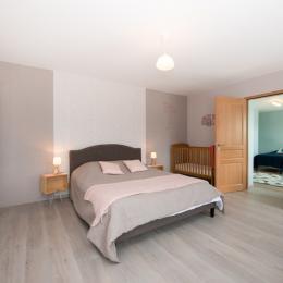 Chambre rose 1 lit 160x200 et 1 lit bébé - Location de vacances - La Neuville-aux-Joûtes