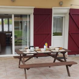 petit déjeuner sur la terrasse, côté jardin - Location de vacances - Saint-Valery-sur-Somme