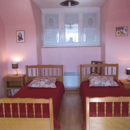 Chambre rose, située au 2ème étage, 2 lits de 90, avec coin salon, salle d'eau et wc sur le palier - Location de vacances - Saint-Valery-sur-Somme